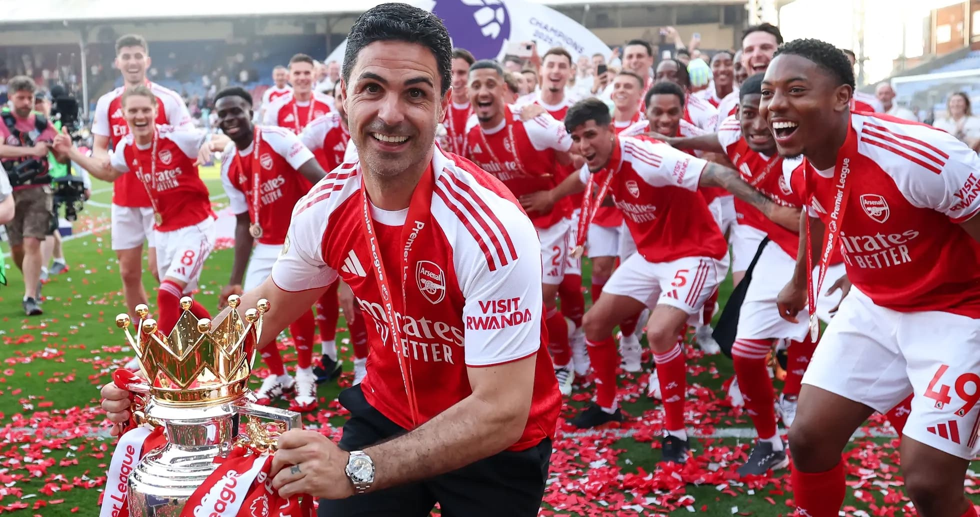 Mikel Arteta y jugadores de Arsenal celebrando título
