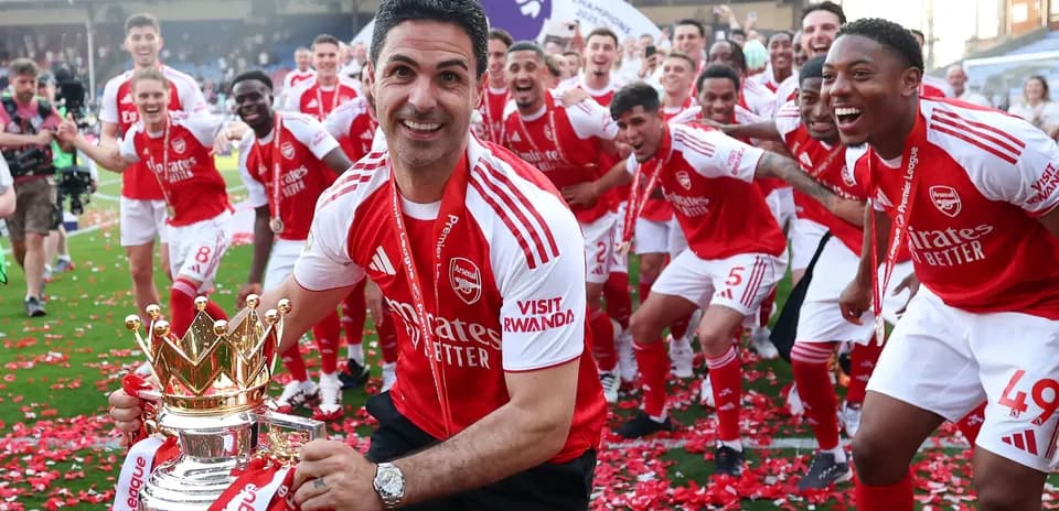 Mikel Arteta y jugadores de Arsenal celebrando título