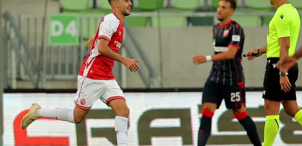 Jugador de Crvena Zvezda celebrando un gol