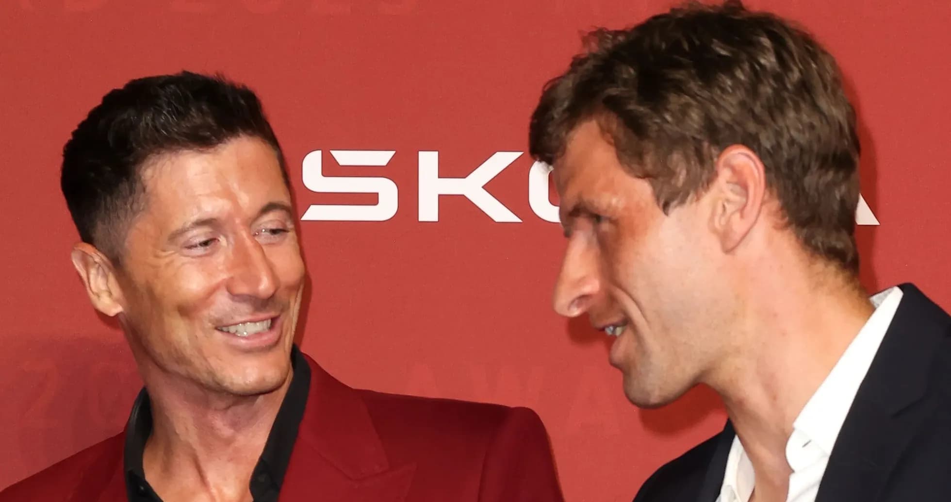 Dos futbolistas conversando en evento de premiación