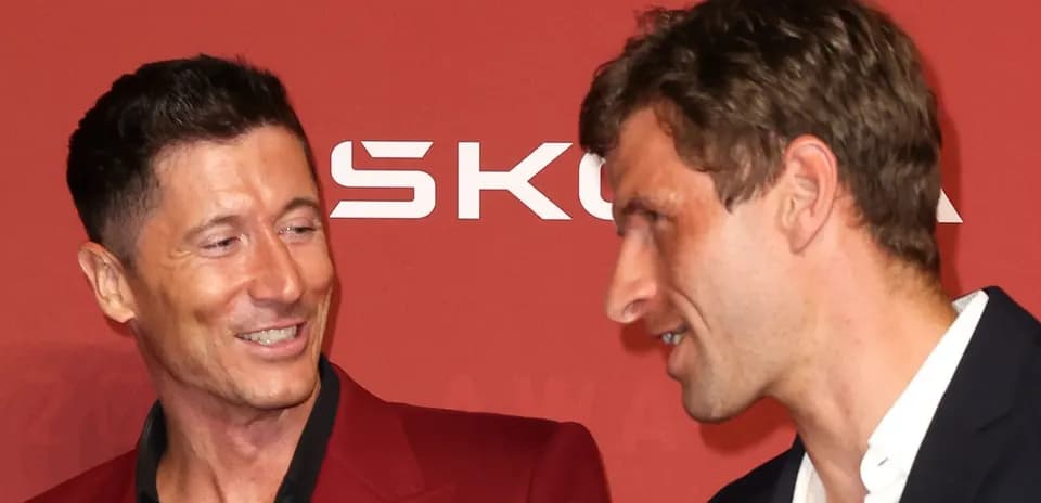 Dos futbolistas conversando en evento de premiación