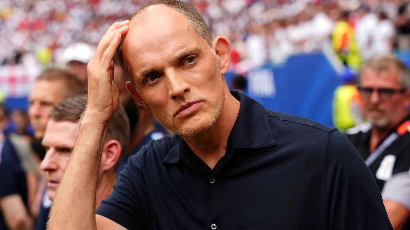 Entrenador observando el partido en el estadio