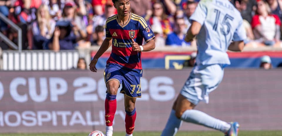 Jugador con balón en partido de fútbol