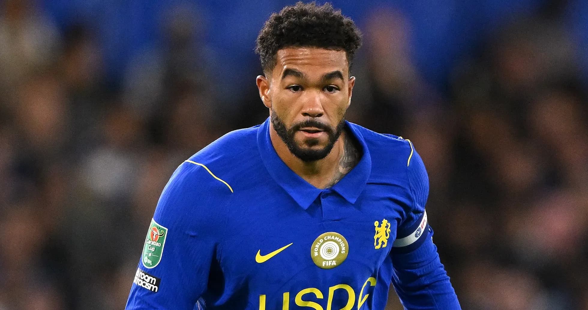 Jugador de Chelsea corriendo con balón en el campo
