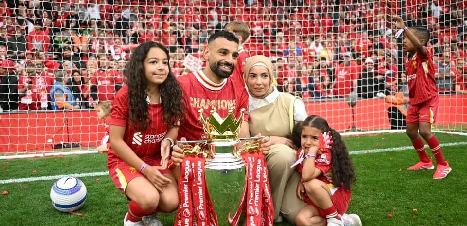 Jugador con su familia y trofeo en el campo