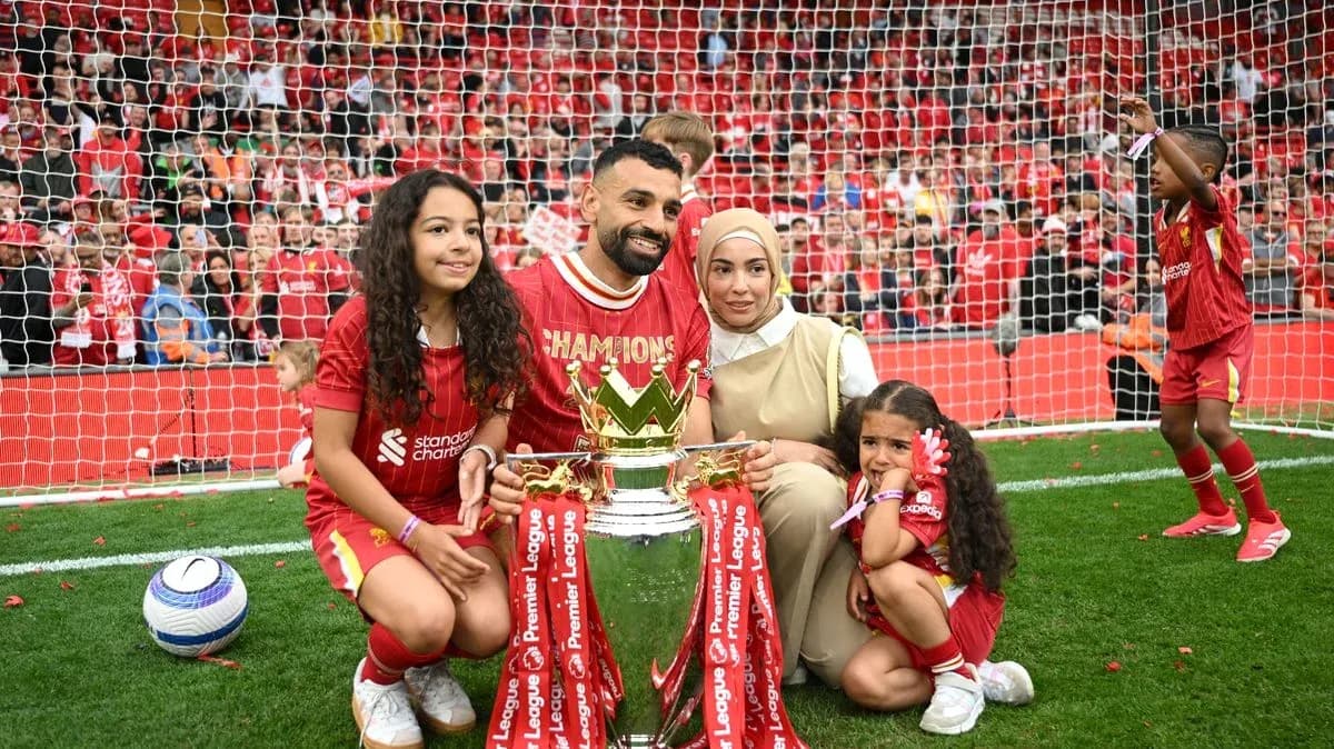 Jugador con su familia y trofeo en el campo