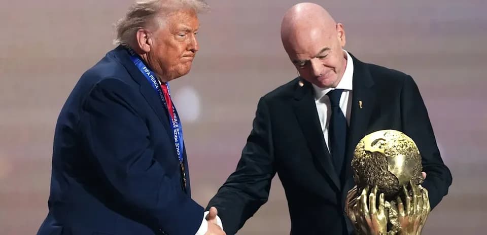 Gianni Infantino entregando trofeo a Donald Trump