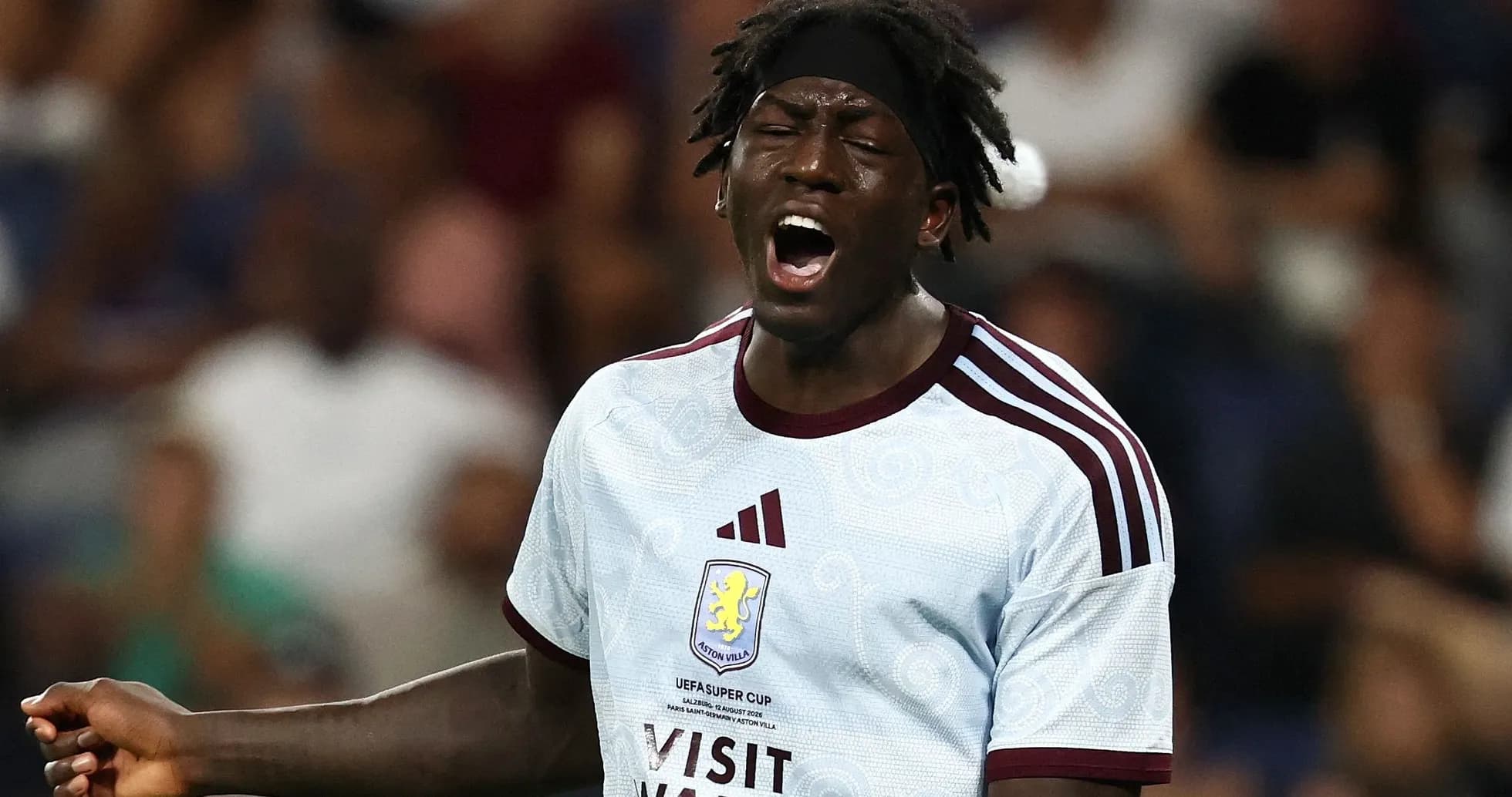 Jugador de Aston Villa gritando en el campo