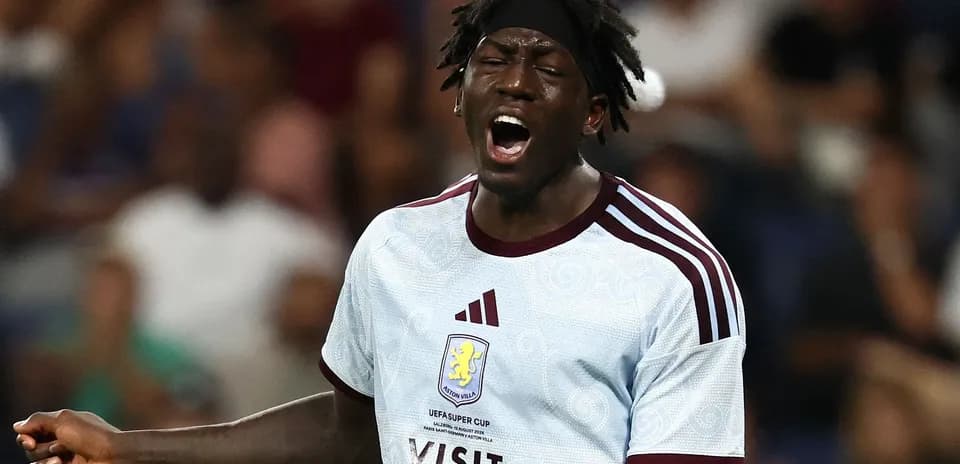 Jugador de Aston Villa gritando en el campo