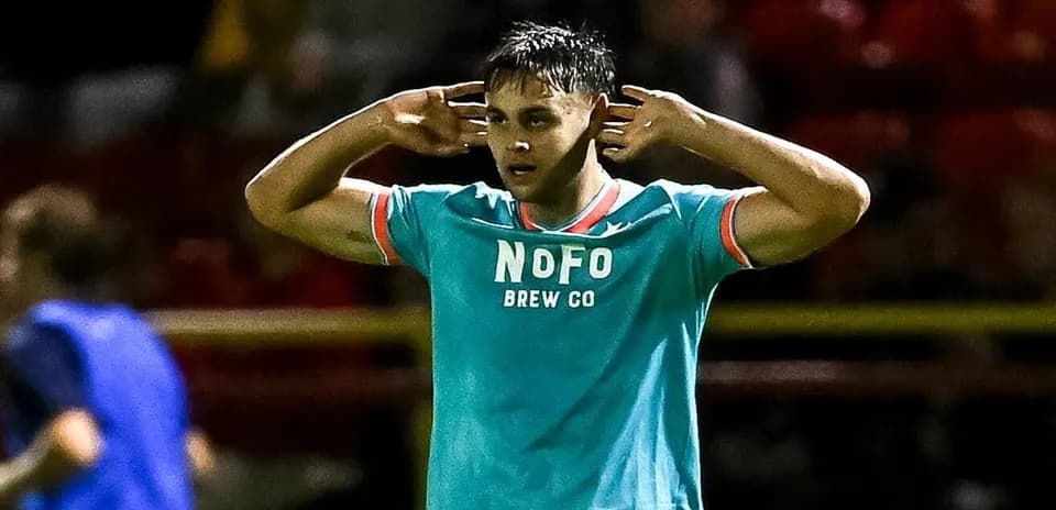 Jugador haciendo gesto de silencio durante partido