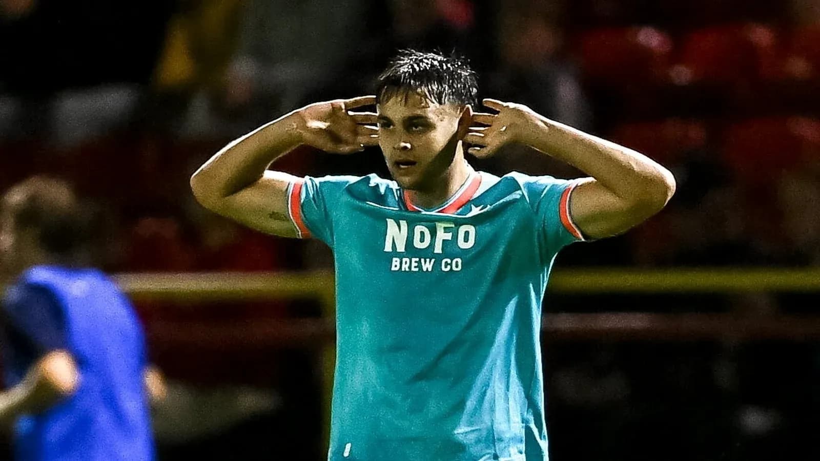 Jugador haciendo gesto de silencio durante partido