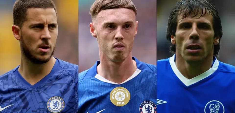 Tres jugadores de Chelsea en uniforme oficial