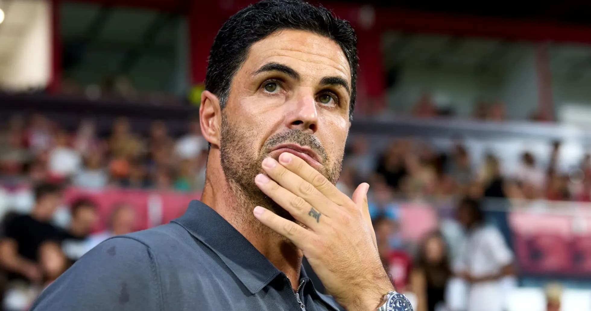 Entrenador observando el partido desde la línea de banda