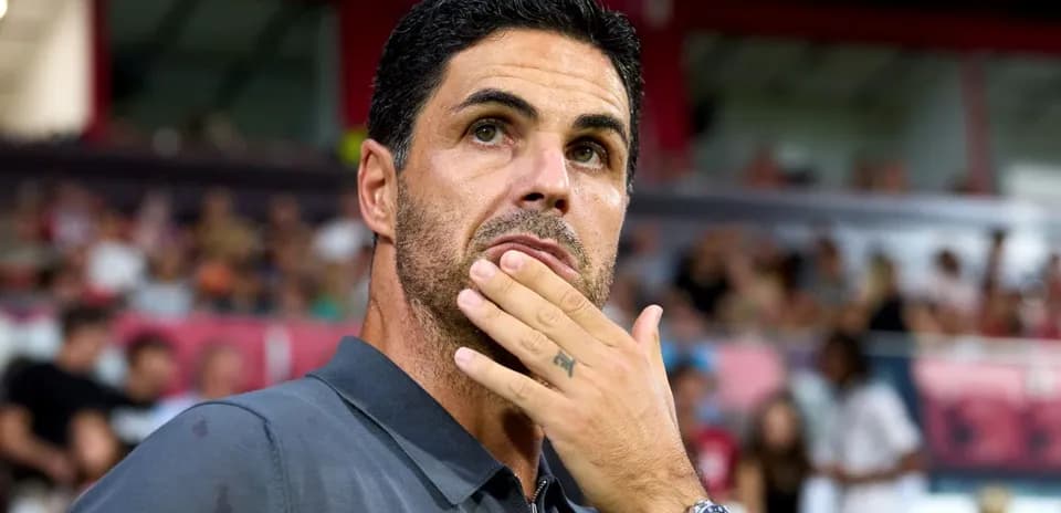 Entrenador observando el partido desde la línea de banda