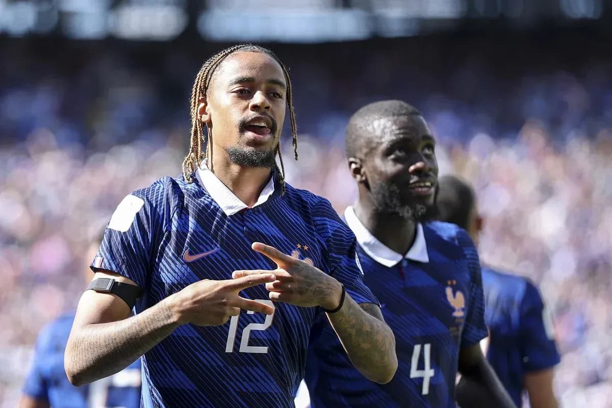 Jugadores de Francia celebrando en el campo