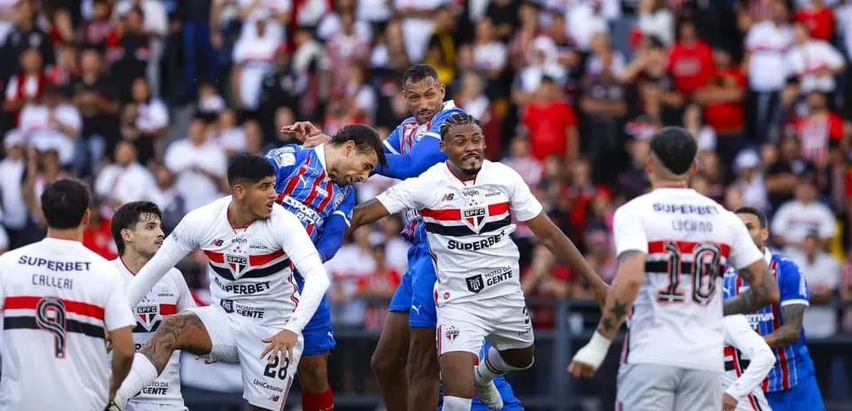 Jugadores en acción durante el partido Bahia vs Sao Paulo