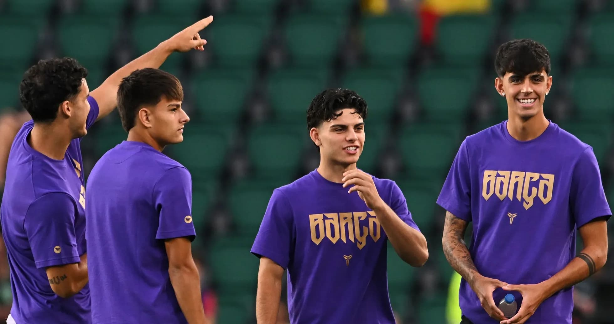 Cuatro jugadores de fútbol en calentamiento antes del partido