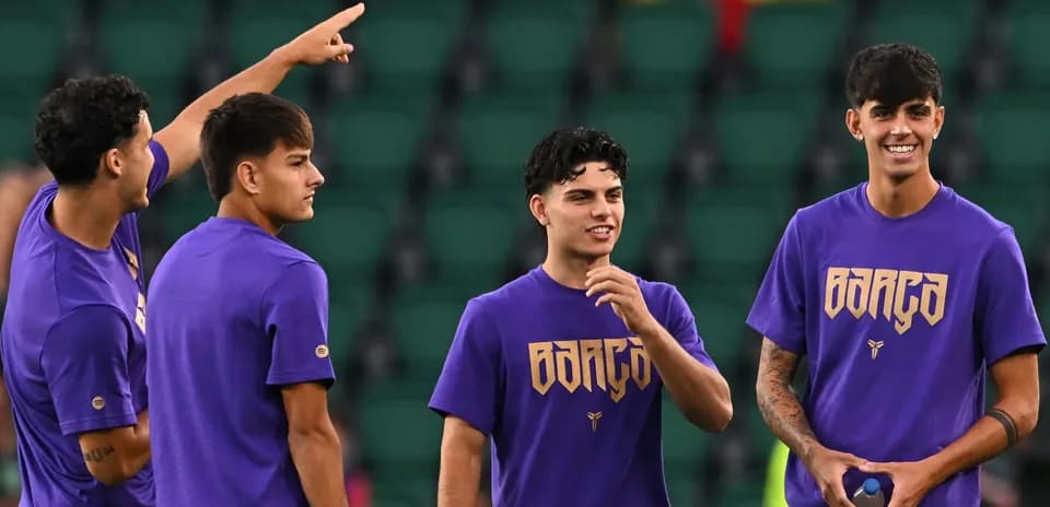 Cuatro jugadores de fútbol en calentamiento antes del partido