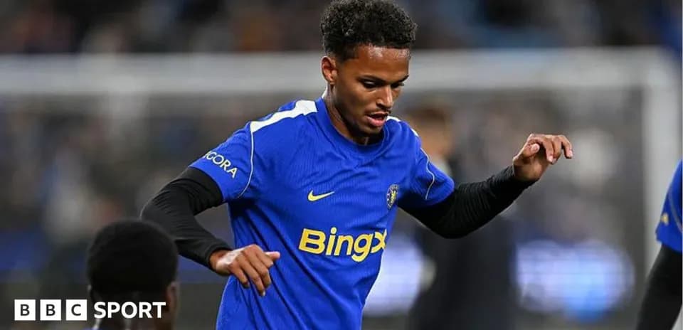 Jugador entrenando en campo con camiseta azul