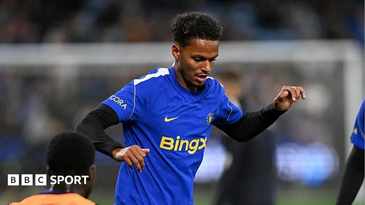 Jugador entrenando en campo con camiseta azul