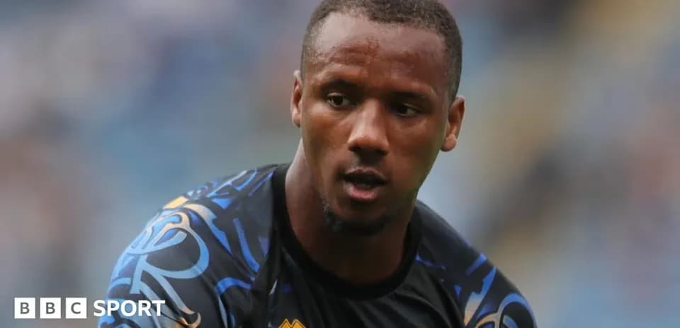 Jugador en uniforme de calentamiento en el campo