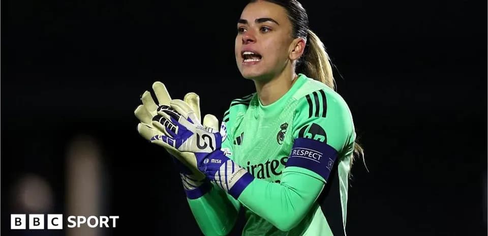 Portera de Real Madrid dirigiendo el juego en el campo