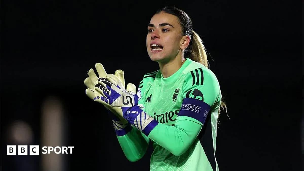 Portera de Real Madrid dirigiendo el juego en el campo