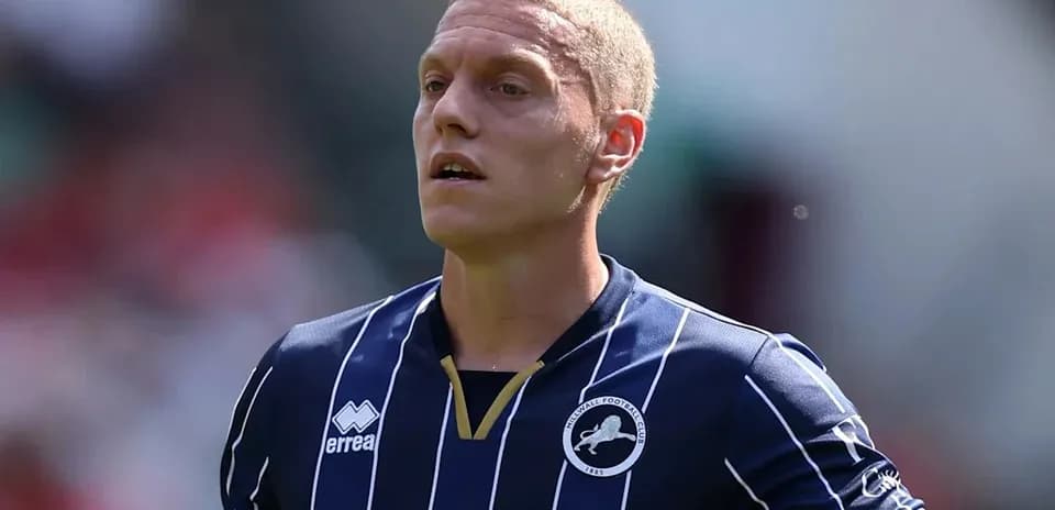 Jugador de fútbol en uniforme de Millwall en acción
