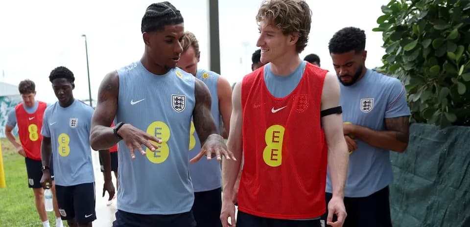 Jugadores de Inglaterra conversando durante el entrenamiento