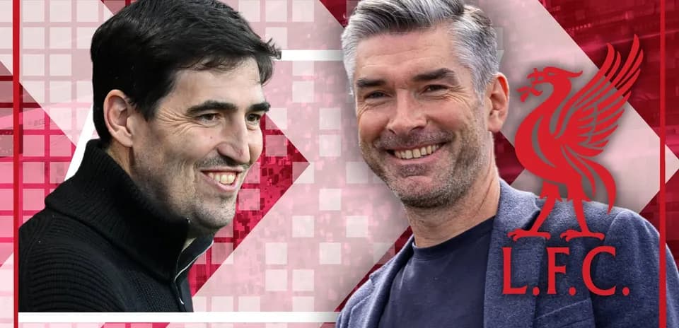 Entrenadores sonriendo en fondo de Liverpool