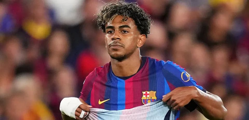 Jugador del FC Barcelona mostrando su camiseta