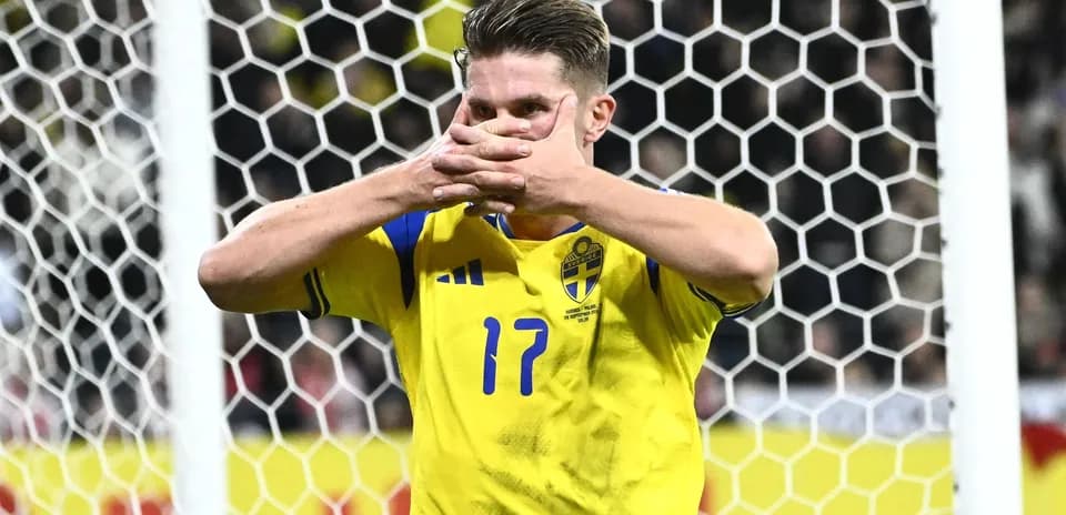 Jugador de Suecia celebrando un gol con las manos