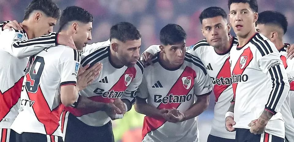 Jugadores de River Plate en reunión táctica