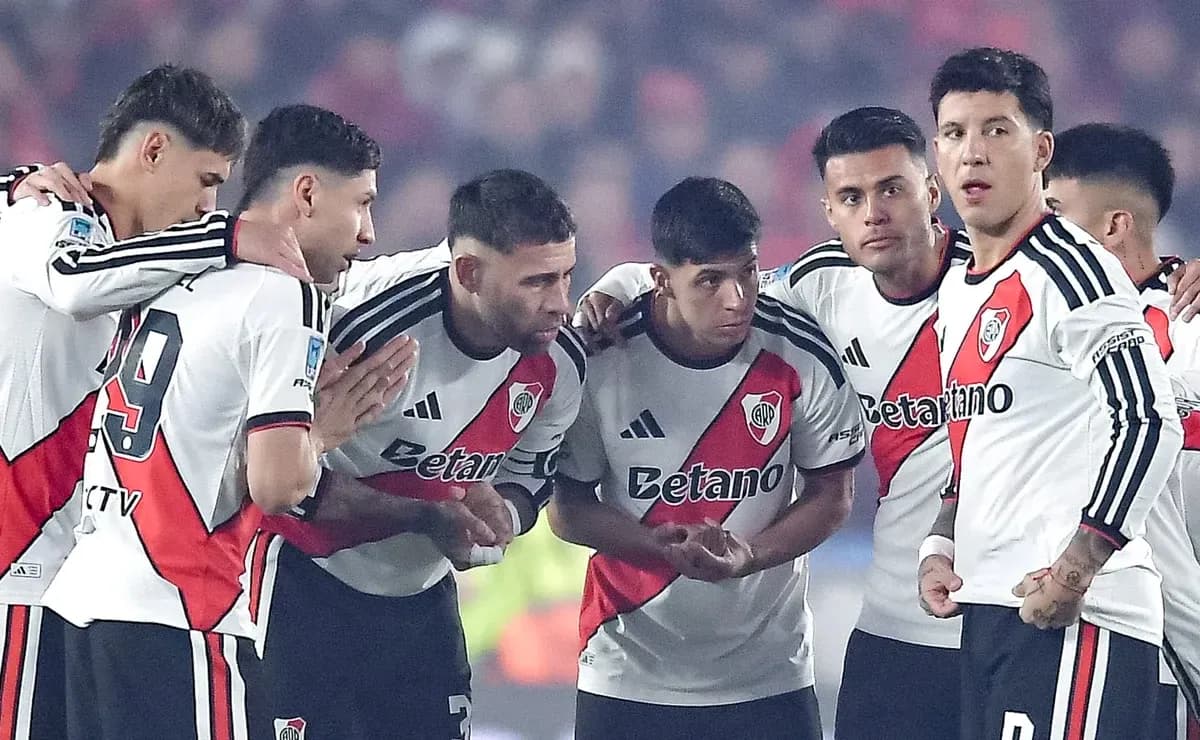 Jugadores de River Plate en reunión táctica