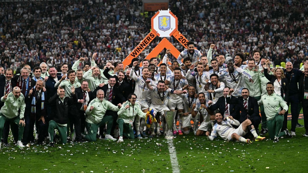 Equipo celebrando con trofeo en el campo