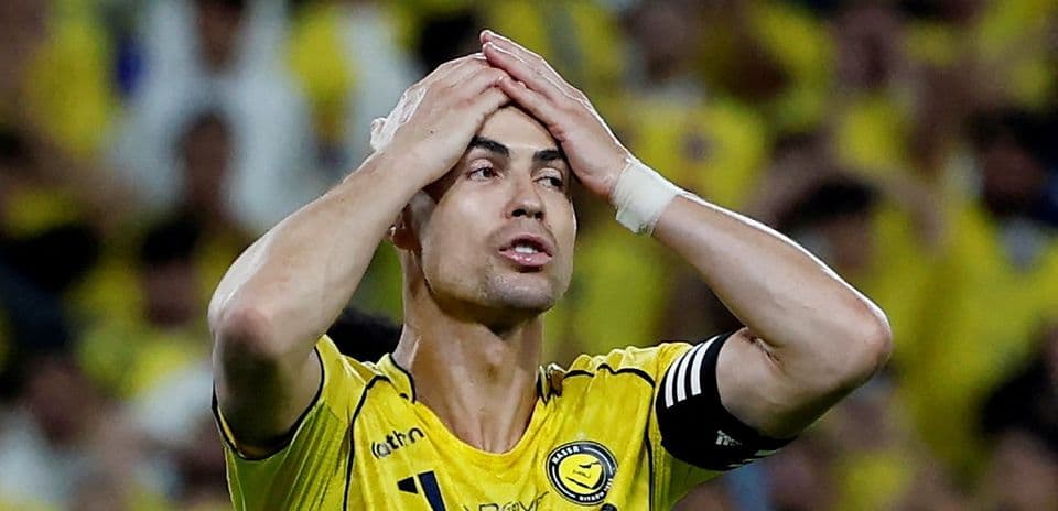 Jugador con camiseta amarilla se lleva las manos a la cabeza