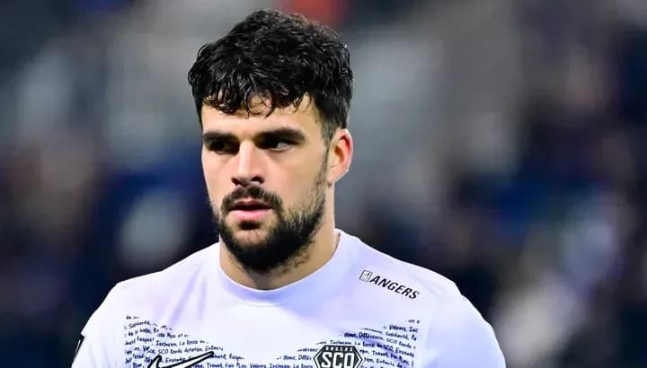 Jugador del Angers SCO en el campo