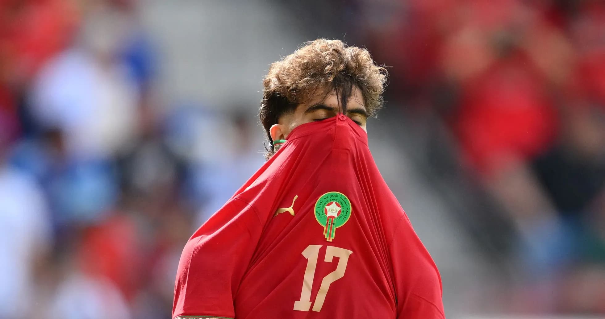 Jugador de Marruecos cubriendo su rostro con camiseta