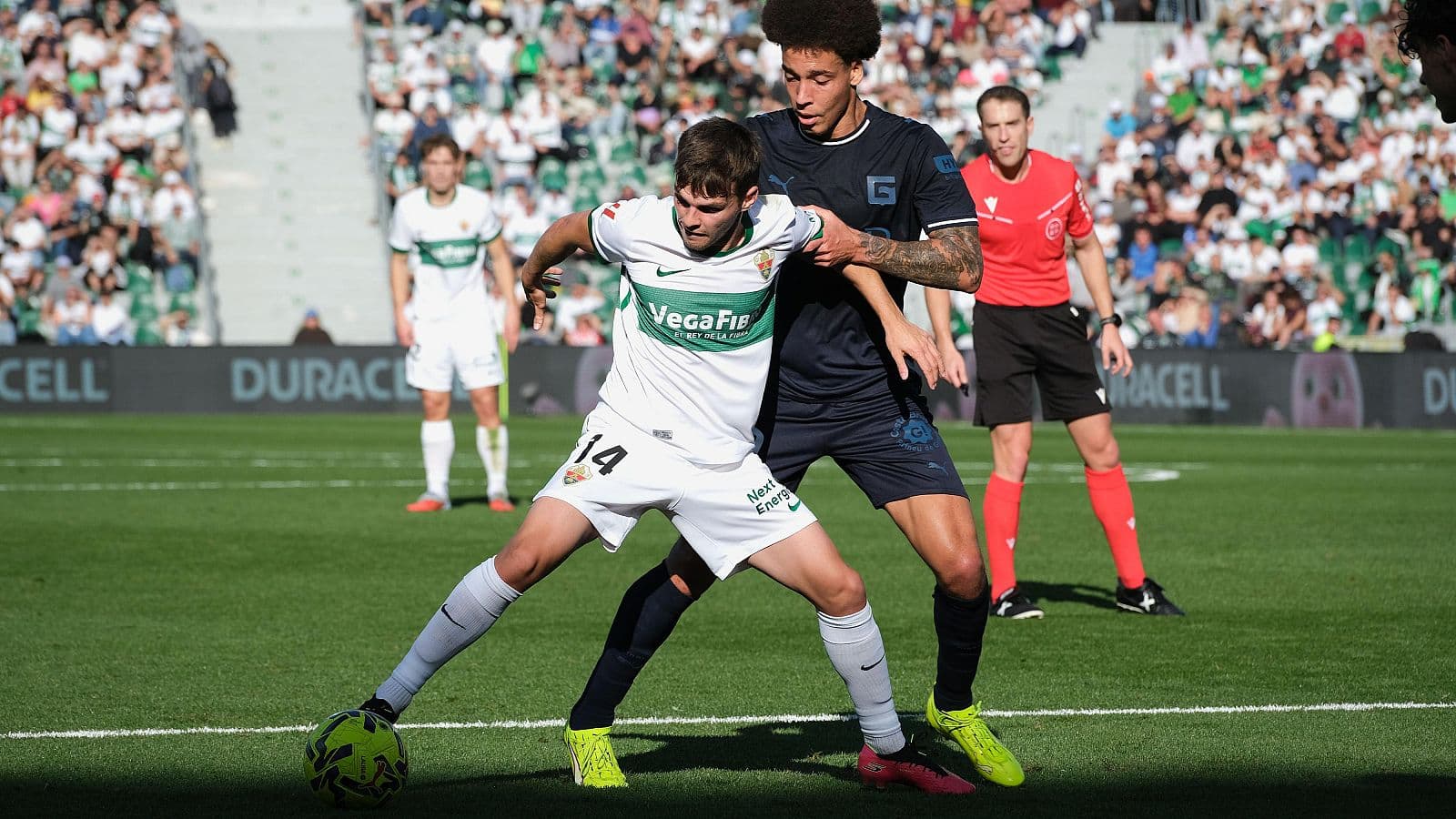 Jugador de Elche luchando por el balón