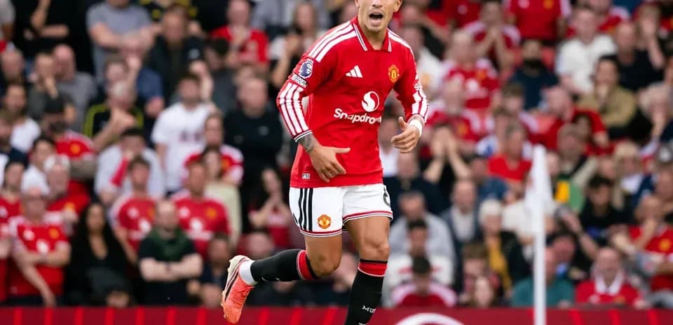 Jugador de Manchester United corriendo en el campo