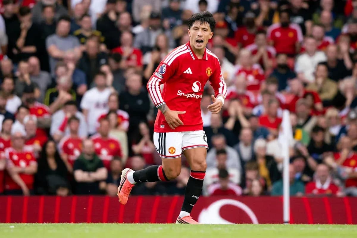 Jugador de Manchester United corriendo en el campo