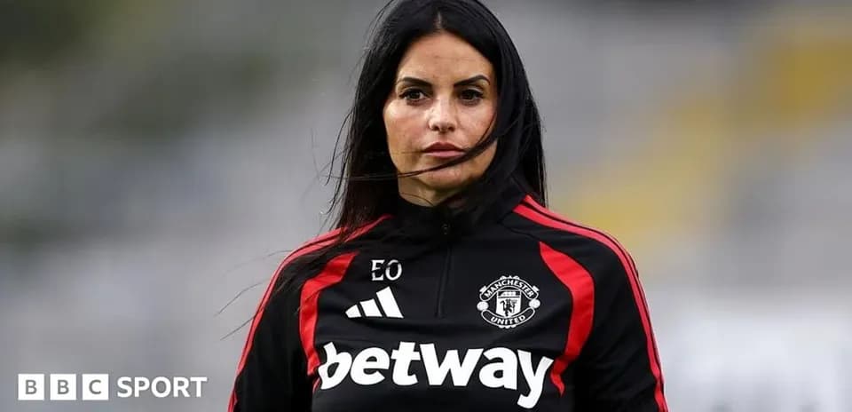 Entrenadora de Manchester United en campo de entrenamiento