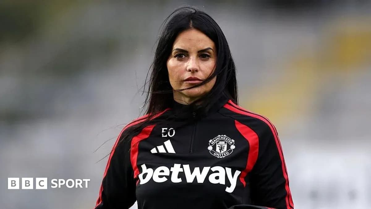 Entrenadora de Manchester United en campo de entrenamiento