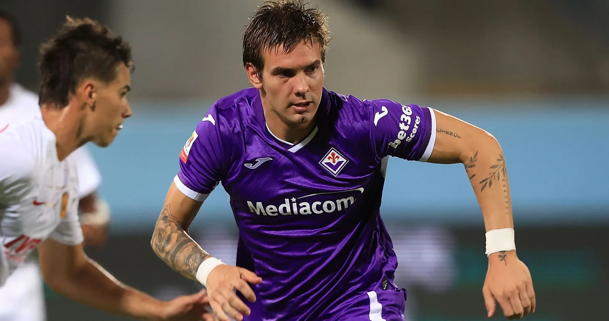 Jugador de Fiorentina corriendo con balón durante el partido