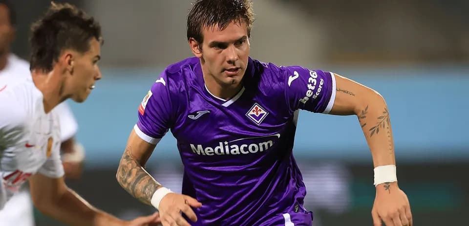 Jugador de Fiorentina corriendo con balón durante el partido