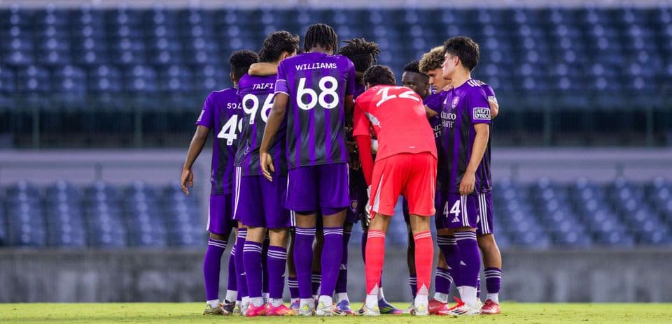 Equipo de Orlando City II en reunión táctica
