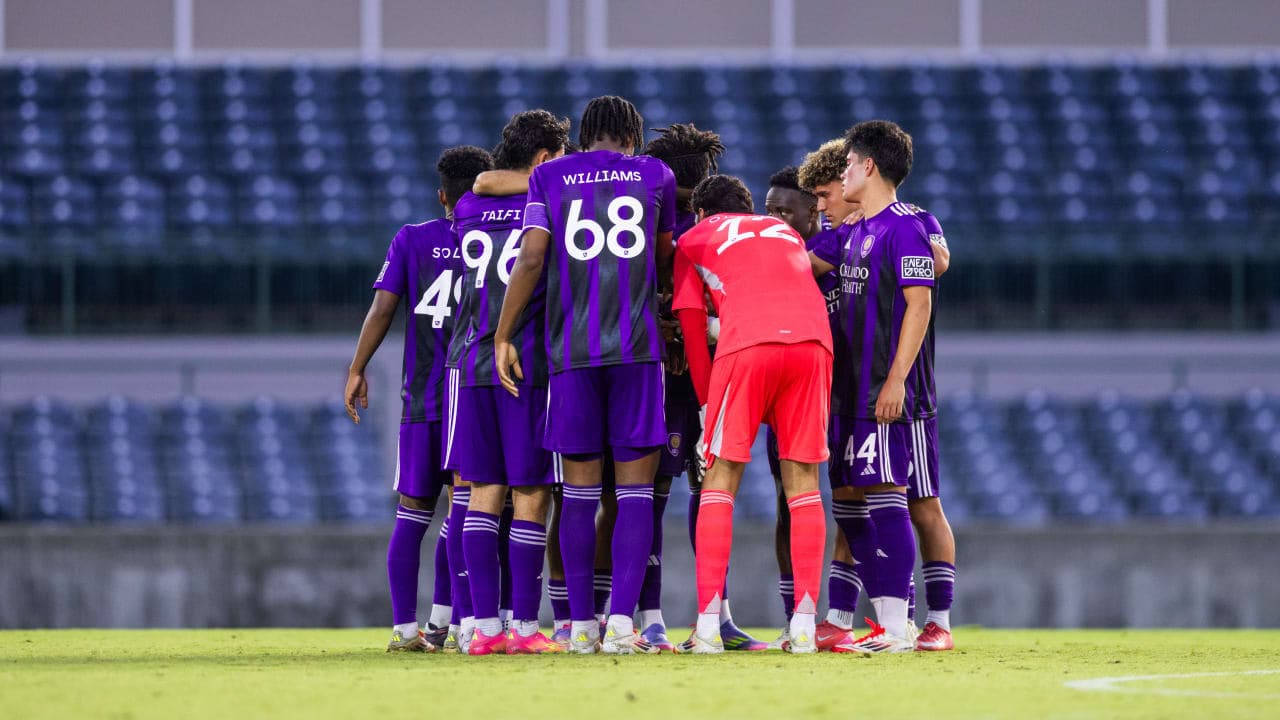 Equipo de Orlando City II en reunión táctica