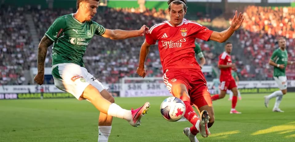 Jugador de Benfica en acción contra FC St. Gallen