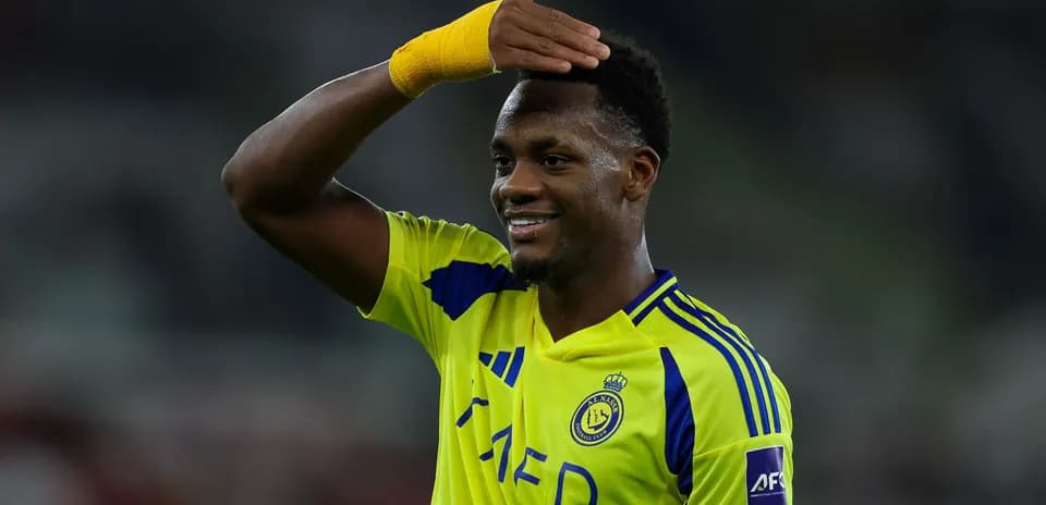Jugador de Al Nassr saludando durante un partido