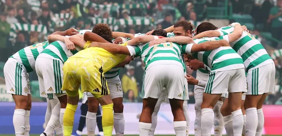 Jugadores de Celtic en círculo antes del partido